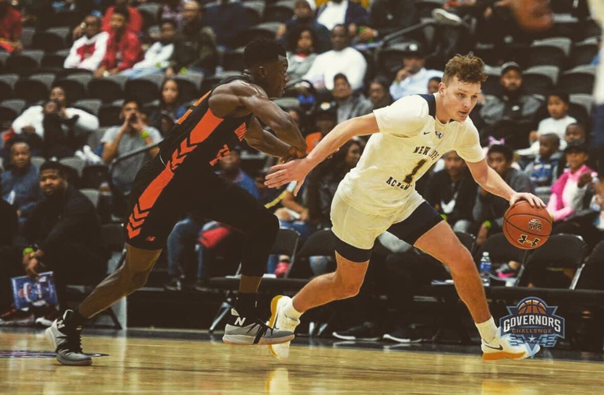 Henrikas attacking the basket